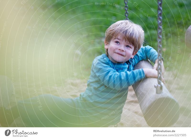 kind auf dem spielplatz Freizeit & Hobby Spielen Mensch Kind Kleinkind Junge 1 3-8 Jahre Kindheit Umwelt Natur Wiese Spielplatz blond Bewegung Lächeln