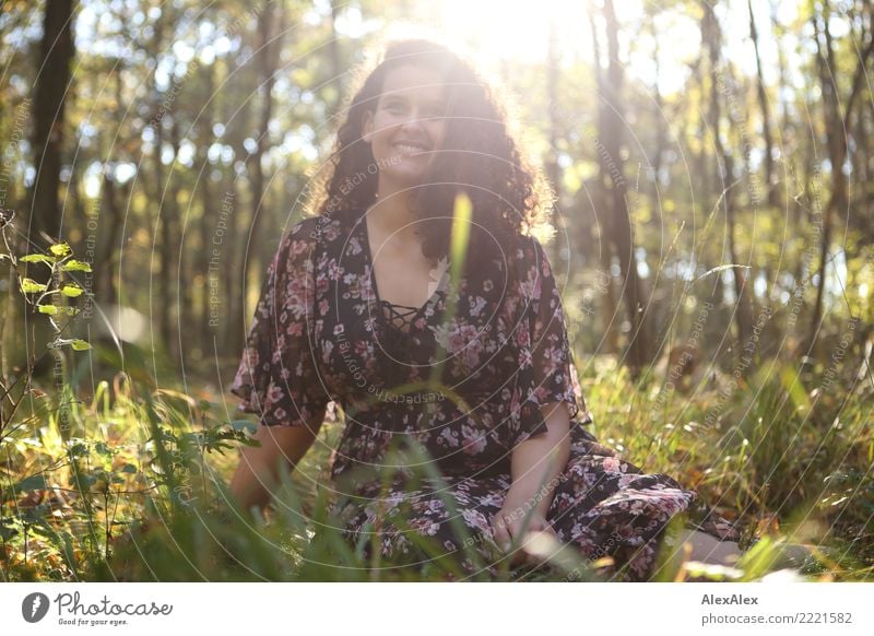 Portrait einer großen, schönen Frau mit langen, dunklen, lockigen Haaren im Wald Leben harmonisch Junge Frau Jugendliche 18-30 Jahre Erwachsene Natur Sommer