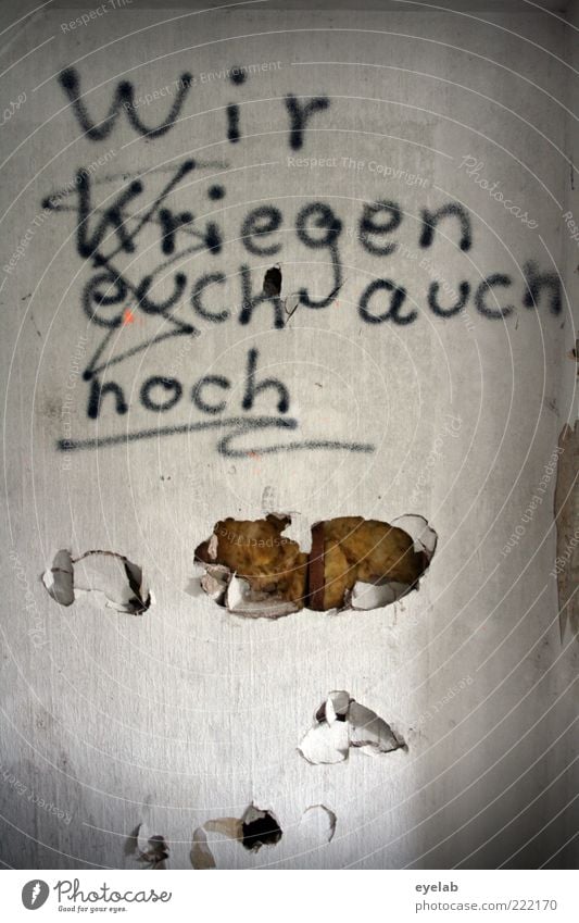 Garantiert ! Haus Ruine Bauwerk Gebäude Mauer Wand Fassade Stein Zeichen Schriftzeichen Graffiti Aggression bedrohlich dreckig dunkel gruselig kaputt rebellisch