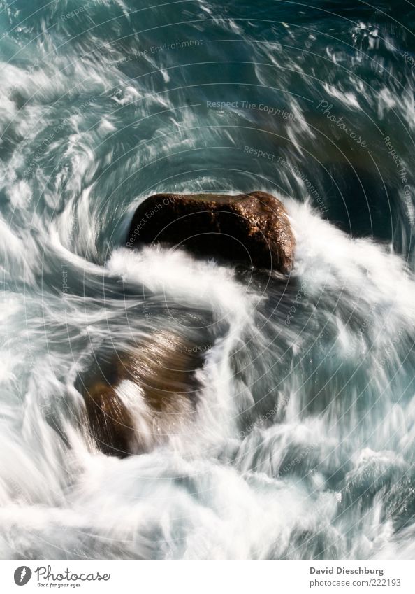 Fels in der Brandung Natur Wasser Wellen Fluss Wasserfall blau weiß fließen reißend Bewegung Dynamik Gischt spritzen Felsen Wasseroberfläche Wildwasser