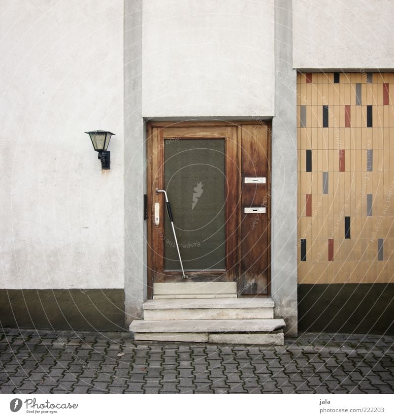 eingangstür Haus Bauwerk Gebäude Architektur Mauer Wand Treppe Fassade Tür Briefkasten trist Laterne Fliesen u. Kacheln Sechziger Jahre Holztür Eingang