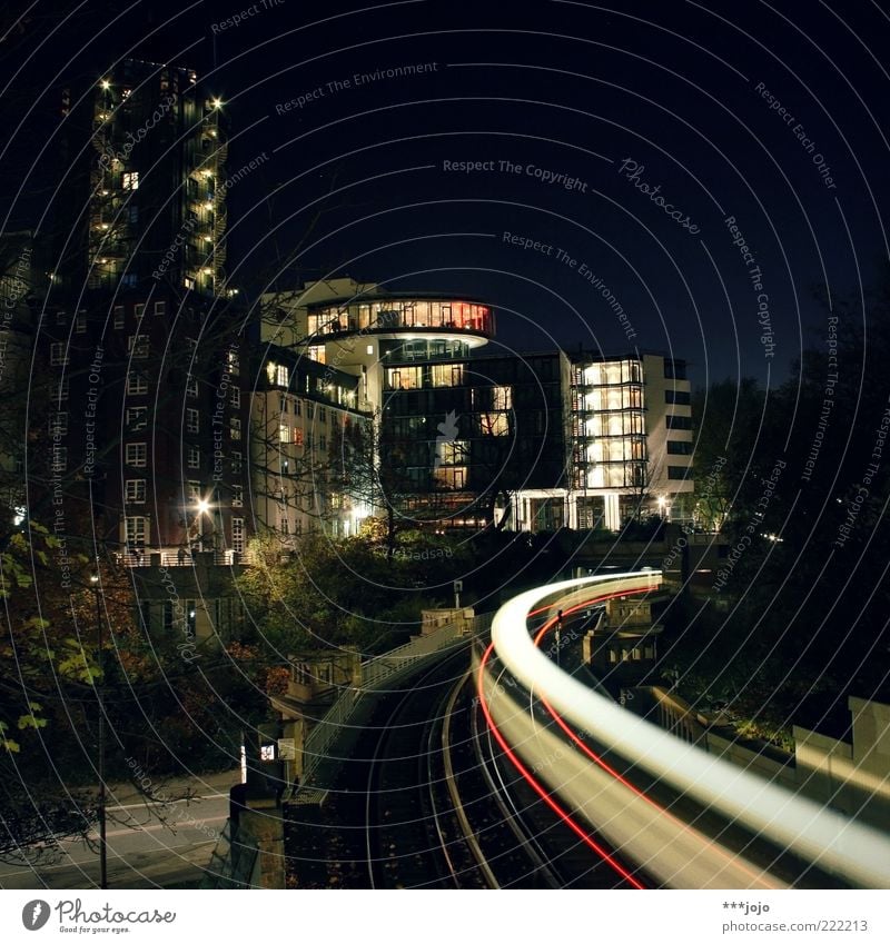 speed of light. Hamburg St. Pauli Stadt Haus Hochhaus Architektur Schienenverkehr S-Bahn Gleise Geschwindigkeit Skyline Kurve Beleuchtung Farbfoto Außenaufnahme