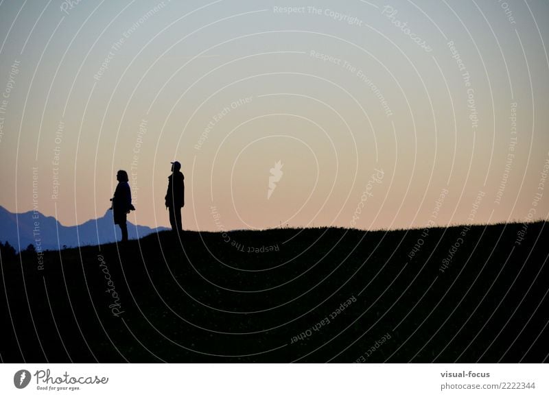 Sonnenuntergang bestaunen Mensch maskulin feminin Weiblicher Senior Frau Männlicher Senior Mann Paar Erwachsene 2 60 und älter Natur Wolkenloser Himmel