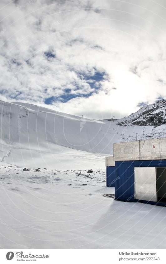 Versorgungshütte im Schnee am Rettenbachgletscher Landschaft Wolken Eis Frost Felsen Alpen Berge u. Gebirge Österreich Schneebedeckte Gipfel Metall glänzend