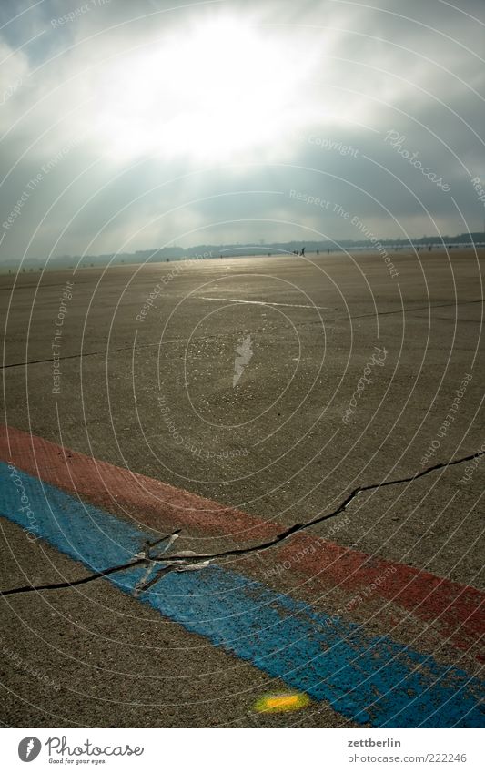 Man kann nicht fotografieren, wie der Nebel aufreißt. Ferne Himmel Horizont Klima Wetter Hauptstadt Platz Flughafen Berlin tempelhofer feld Linie