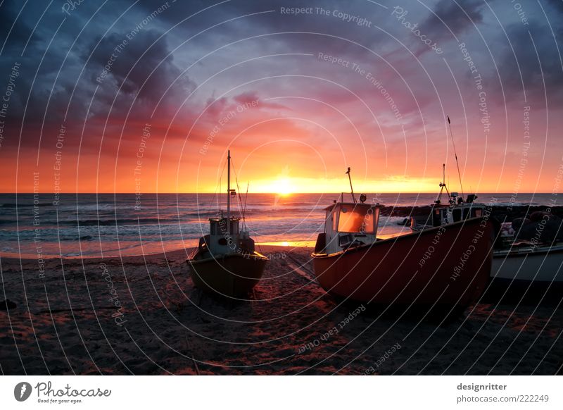 Novembertraum Fischereiwirtschaft Feierabend Himmel Wolken Horizont Sommer Wellen Strand Nordsee Meer Schifffahrt Fischerboot Fischereihafen dunkel Gefühle