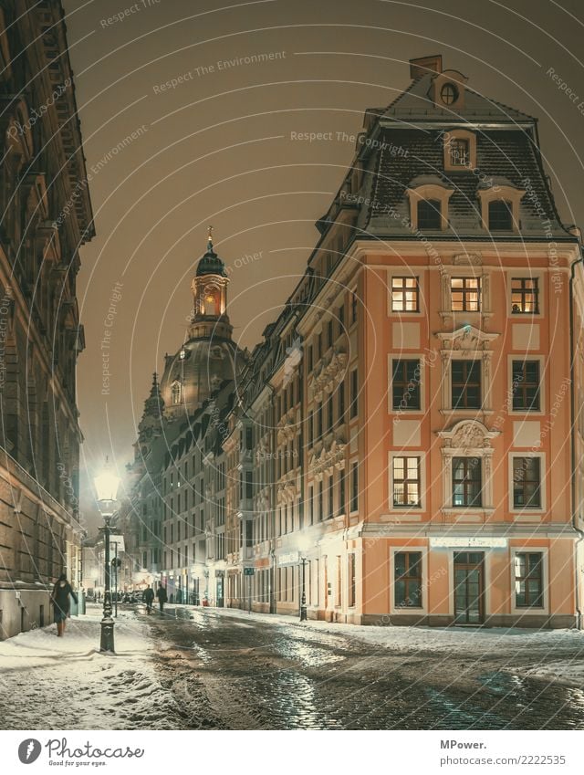 dresdner altbau Stadt Hauptstadt Stadtzentrum Altstadt Haus Kirche kalt Schnee Frauenkirche Laterne Winter Sehenswürdigkeit Tourismus Schneefall Farbfoto