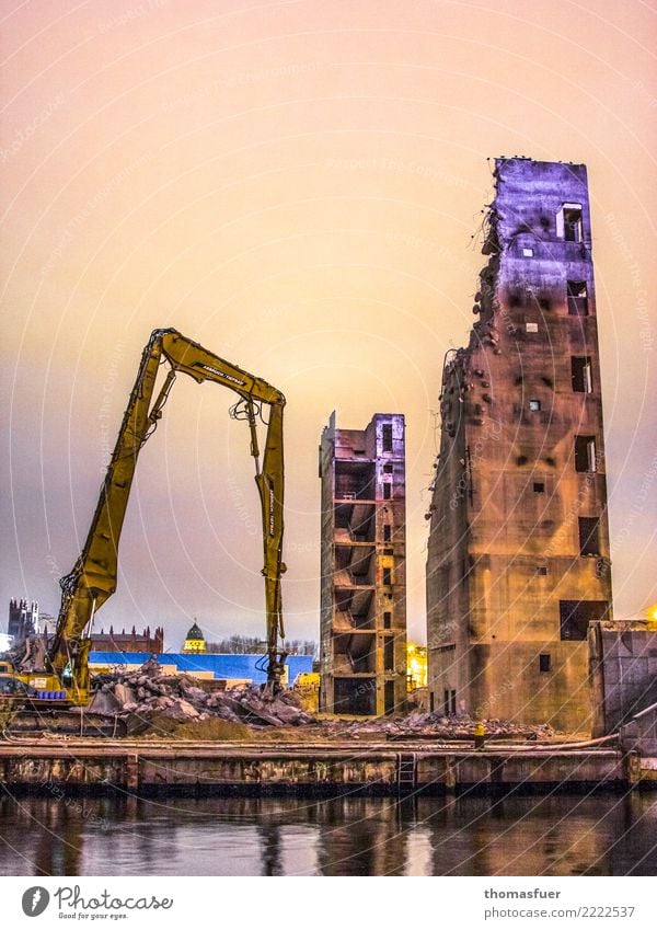 Ruinen, Abriß, Bagger Baustelle Baumaschine Berlin Berlin-Mitte Stadt Hauptstadt Stadtzentrum Hochhaus Palast Platz Bauwerk Mauer Wand Sehenswürdigkeit