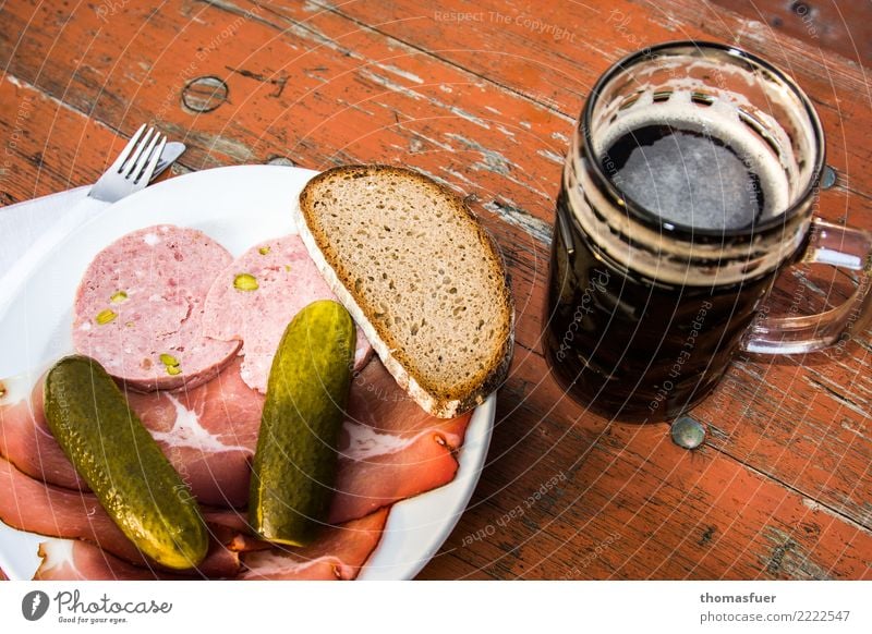 Bier, Wurst, Gurke, Brot, fränkische Brotzeit Lebensmittel Fleisch Wurstwaren Gewürzgurke Ernährung Essen Mittagessen Abendessen Büffet Brunch Picknick Getränk