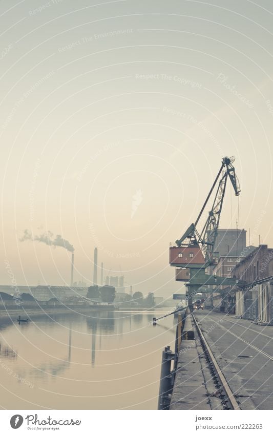 Hafen Wasser Himmel Fluss Industrieanlage Binnenschifffahrt alt blau braun Kran Schornstein Gleise Dunst Rheinhafen Karlsruhe Farbfoto Gedeckte Farben