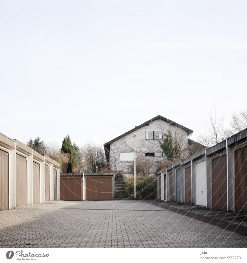 garagen Himmel Pflanze Baum Sträucher Haus Platz Bauwerk Gebäude Architektur Garage trist Farbfoto Außenaufnahme Menschenleer Textfreiraum oben Tag