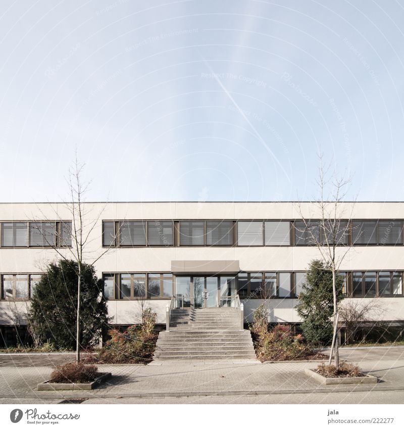 headquarters Arbeitsplatz Mittelstand Unternehmen Karriere Himmel Baum Sträucher Haus Bauwerk Gebäude Architektur Treppe Fenster Tür trist blau grau grün weiß