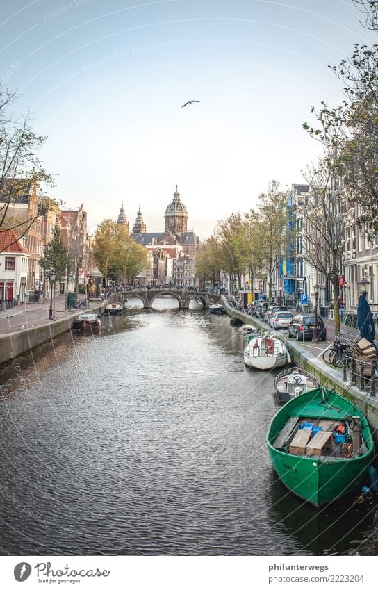 Rotlichtviertel Amsterdam bei Tag Wasser Schönes Wetter Flussufer Gracht Niederlande Stadt Hauptstadt Hafenstadt Stadtzentrum Altstadt Menschenleer Haus Kirche