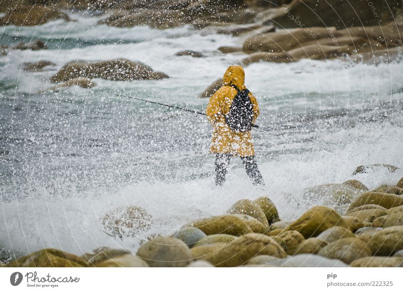 fischn is päschn Freizeit & Hobby Angeln Strand Meer Wellen Mann Erwachsene 1 Mensch Wasser Felsen Küste Regenjacke Rucksack Gummistiefel stehen frisch nass