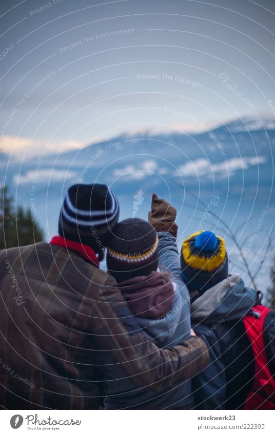 Everything looks perfect from far away... Ausflug Abenteuer Ferne Freiheit Winter Winterurlaub Berge u. Gebirge wandern Mensch maskulin Junge Frau Jugendliche