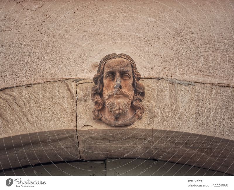 hier, hier oben bin ich! Mann Erwachsene Kopf Kunst Kunstwerk Skulptur Architektur Altstadt Mauer Wand Fassade Sehenswürdigkeit Denkmal alt historisch Torbogen