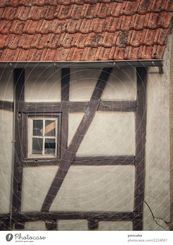 fenster zum hof Altstadt Haus Gebäude Architektur Fassade Fenster Dach alt authentisch historisch Stadt Fachwerkhaus Elsass Riss Vergänglichkeit Farbfoto