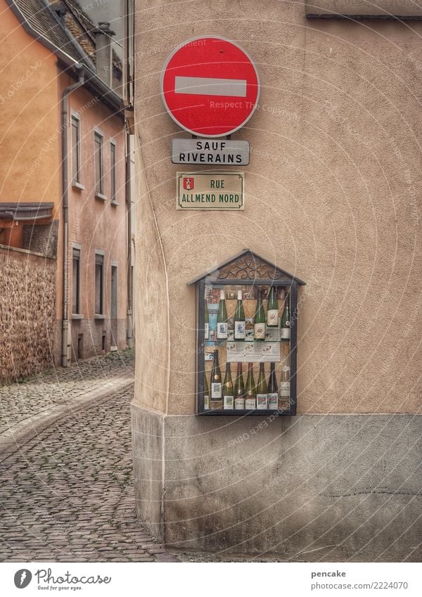 vom lieben und lassen | sauf Getränk Alkohol Wein Sekt Prosecco Kultur Dorf Altstadt Haus Architektur Fassade Wege & Pfade Verkehrszeichen Verkehrsschild Kasten