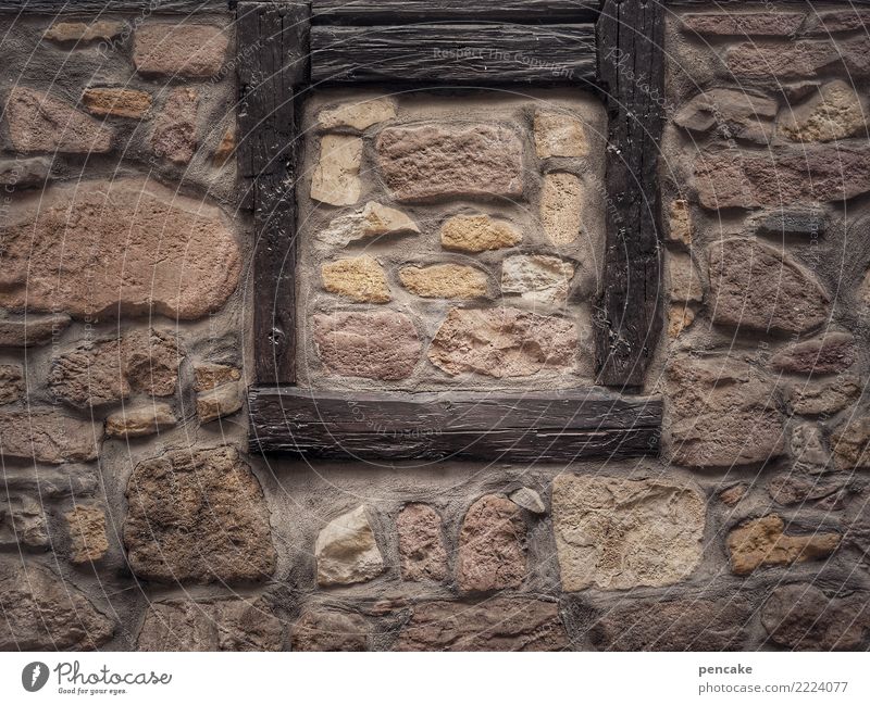 bild im bild Kleinstadt Altstadt Haus Fassade Fenster alt historisch Verschwiegenheit geschlossen Vergangenheit Rahmen Bild Steinmauer eingeschlossen Mauer