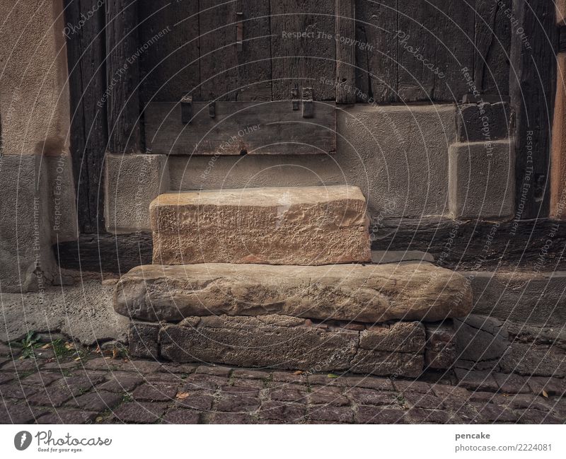 für die ewigkeit Altstadt Treppe Tür alt dunkel fest einzigartig nachhaltig Steintreppe Niveau Elsass Gasse Ewigkeit Farbfoto Gedeckte Farben Außenaufnahme