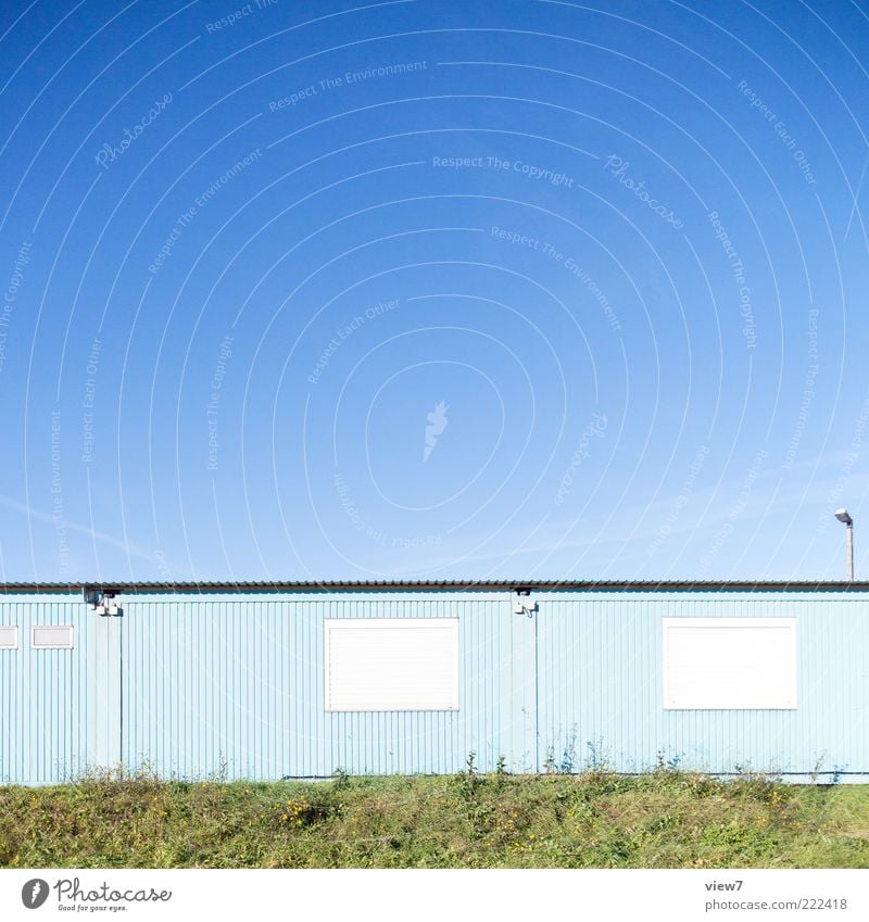 light blue Himmel Wolkenloser Himmel Schönes Wetter Industrieanlage Bauwerk Mauer Wand Fassade Metall Linie hell modern neu trist blau Ende Endzeitstimmung