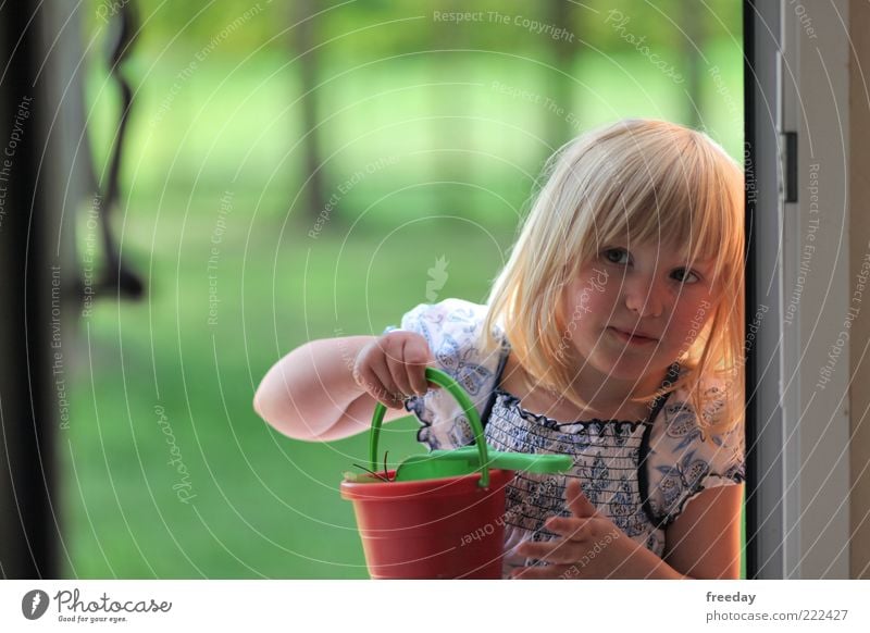 Hallo! Möchten Sie etwas Sand kaufen?? Haare & Frisuren Spielen Kinderspiel Mensch Mädchen Kindheit Kopf Lippen Arme Hand 1 3-8 Jahre fleißig Eimer Schaufel