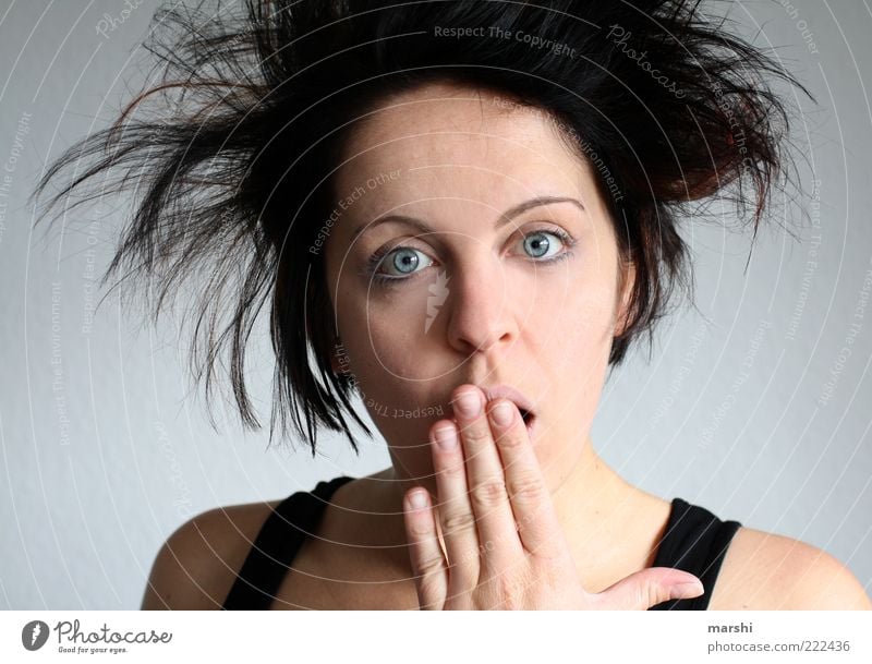 oh schreck... Mensch feminin Frau Erwachsene Gesicht 1 Haare & Frisuren brünett Gefühle Stimmung Schock Gesichtsausdruck Schrecken Hand toupiert Wuschelkopf