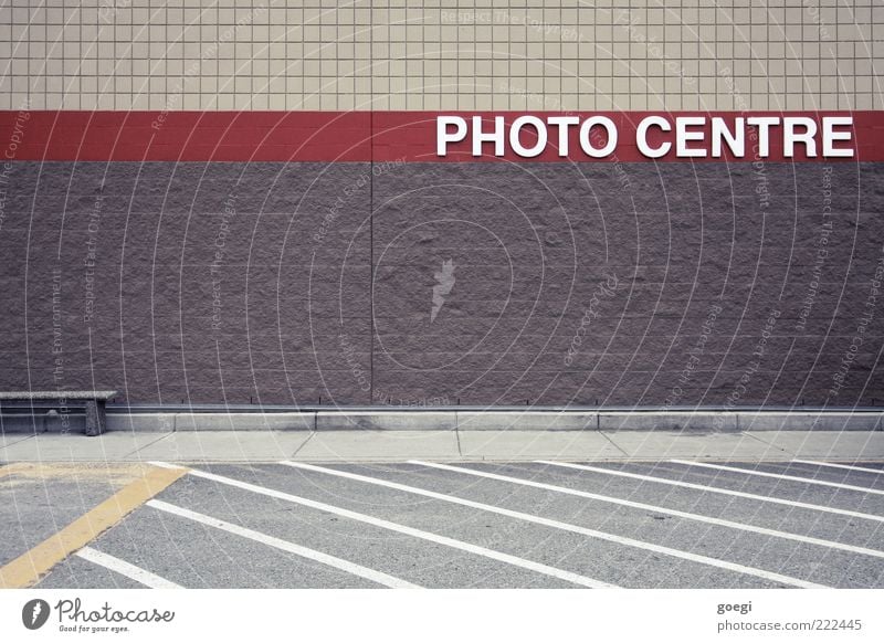 PHOTO CENTRE Mauer Wand Fassade Parkplatz Straße Verkehrszeichen Verkehrsschild Bank Schriftzeichen Schilder & Markierungen Linie braun gelb grau rot weiß