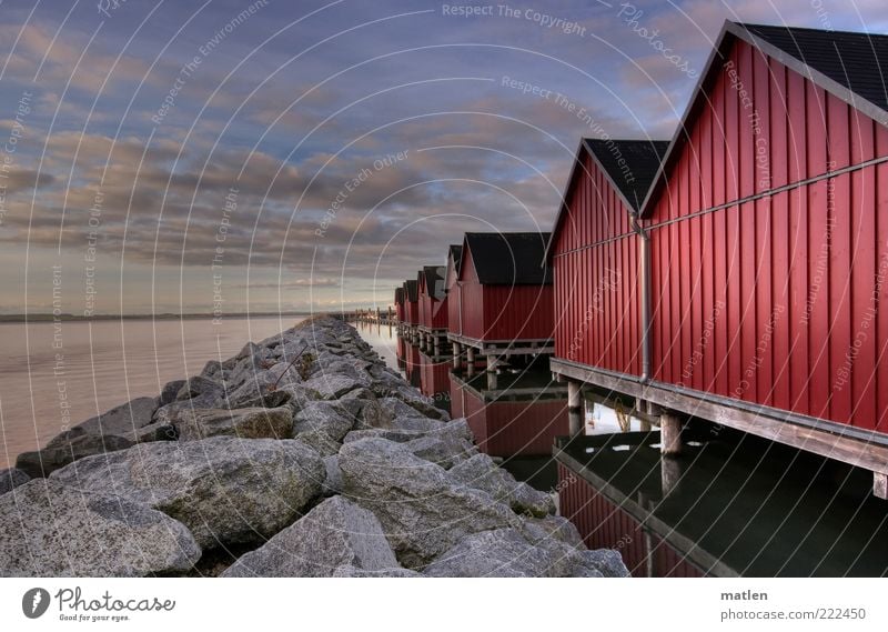 Novembersonne Haus Landschaft Wasser Himmel Wolken Horizont Herbst Schönes Wetter Ostsee Meer Menschenleer Hütte blau rot ruhig Windstille Stein Mole Farbfoto