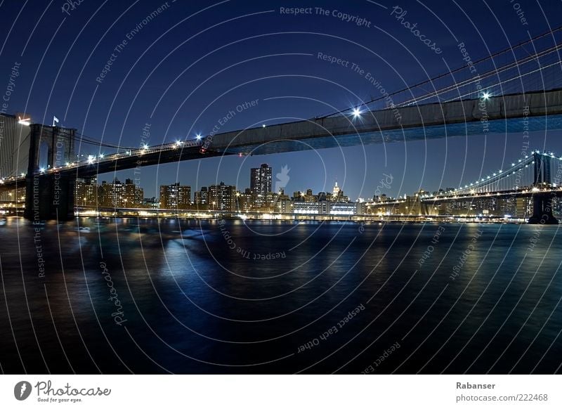 Brooklyn Bridge south view Verkehr Straße Brücke alt ästhetisch hell schön blau schwarz groß New York City Amerika Reisefotografie Licht Nacht Verkehrswege