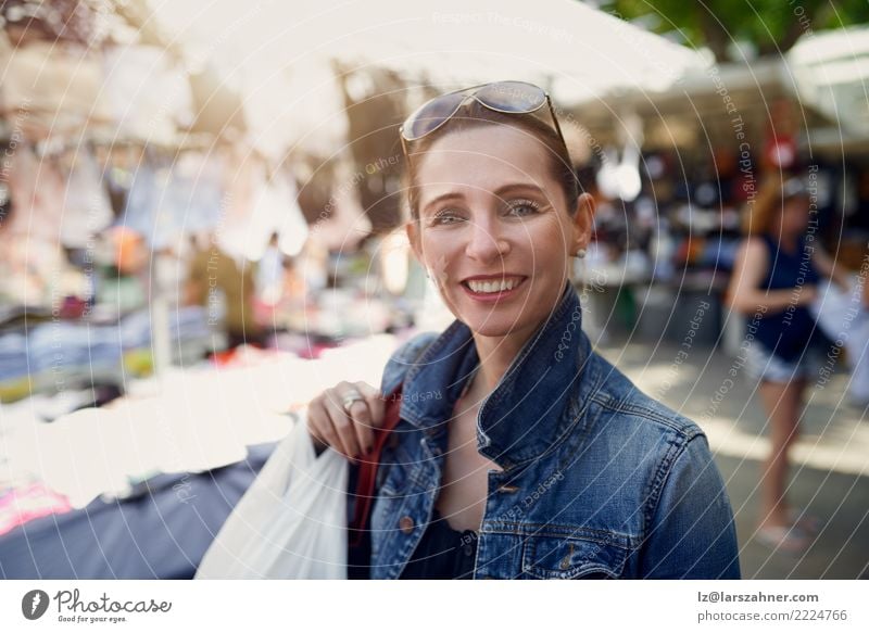 Glückliches Fraueneinkaufen an einem Markt im Freien Gesicht Freizeit & Hobby Ferien & Urlaub & Reisen Tourismus Sommer Erwachsene 1 Mensch 30-45 Jahre Wärme