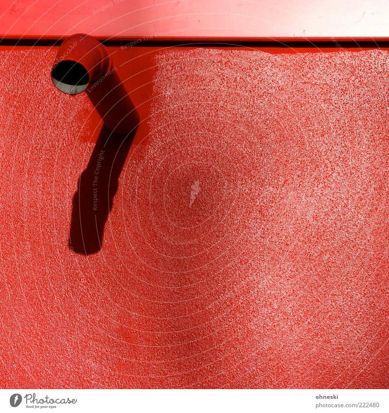 Rote Röhre Haus Bauwerk Gebäude Mauer Wand Fassade Röhren Metall rot Abfluss Abflussrohr Farbe Farbfoto Textfreiraum unten Licht Schatten Sonnenlicht