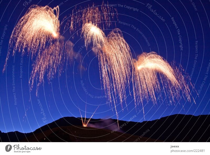 600 Veranstaltung Feste & Feiern Silvester u. Neujahr Show Wolkenloser Himmel Hügel Berge u. Gebirge glänzend gruselig oben blau gold schwarz Fröhlichkeit