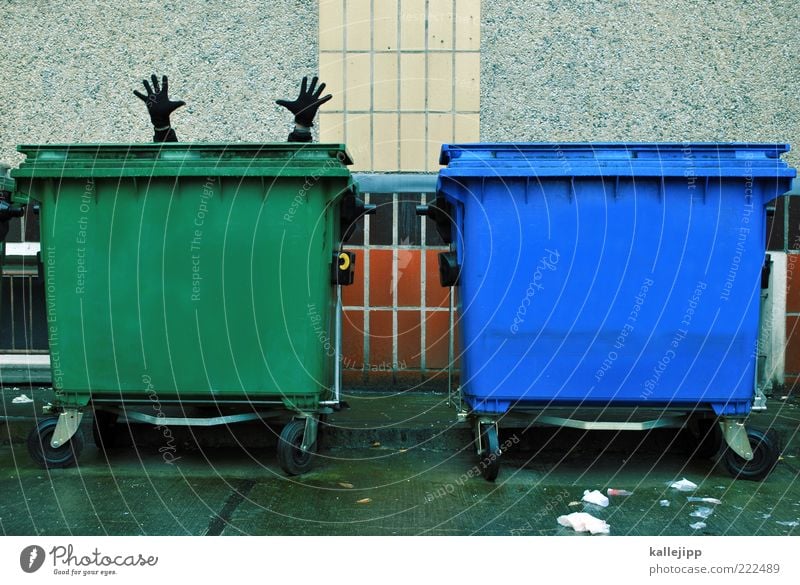 für die tonne Mensch maskulin Mann Erwachsene Hand Finger 1 Müll Müllverwertung Müllbehälter Suche Farbfoto Gedeckte Farben Außenaufnahme Tag Licht Schatten