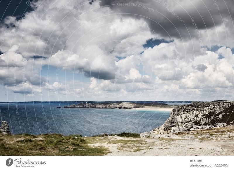 Fernweh Ferne Natur Landschaft Urelemente Erde Sand Wasser Wolken Gewitterwolken Wetter Gras Sträucher Moos Küste Strand Bucht Meer Atlantik Bretagne Felsen