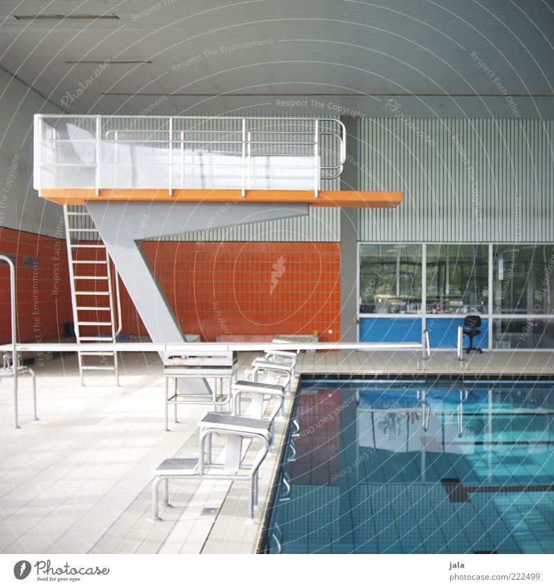 sprungturm Sprungbrett Schwimmbad Gebäude klein blau grau orange Farbfoto Innenaufnahme Menschenleer Tag Schwimmhalle Leiter Fliesen u. Kacheln Wasseroberfläche