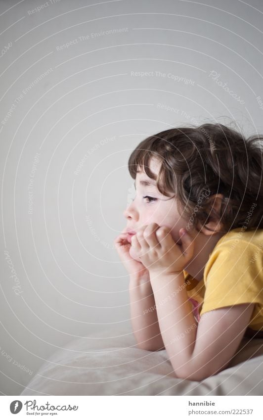 Narrenkastl schaun Mensch Kind Kleinkind Junge Kindheit 1 3-8 Jahre gelb grau Langeweile fade Blick aufstützen Gelenk Locken ruhig Hand Farbfoto Gedeckte Farben