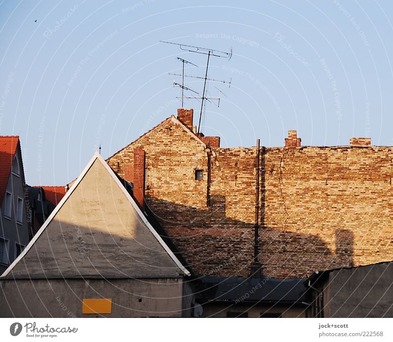 Wittenberg Nr.444 Wolkenloser Himmel Altstadt Fassade Schornstein Antenne Brandmauer Backstein trist Backsteinwand Dachgiebel Zahn der Zeit Schattenspiel