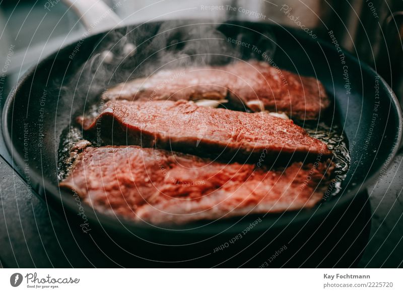 Steaks in der Pfanne Lebensmittel Fleisch Öl braten Appetit & Hunger Essen Gesunde Ernährung Foodfotografie Essen zubereiten Lifestyle Häusliches Leben Wohnung