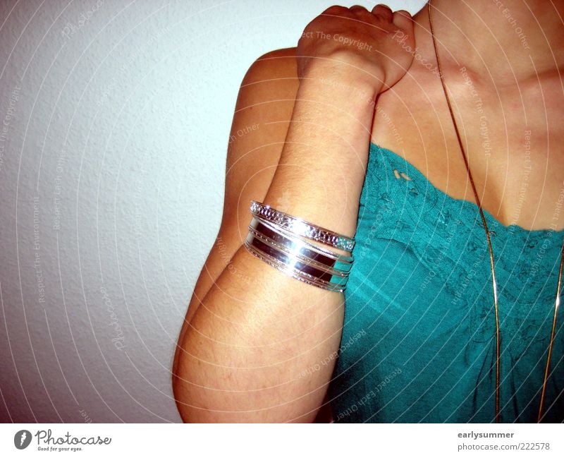 fading away Stil schön Wohlgefühl feminin Frau Erwachsene Jugendliche Leben Haut Arme Dekolleté 1 Mensch 18-30 Jahre Mode Accessoire Schmuck Halskette Armreif