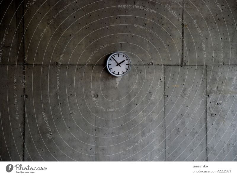 Fotografiert um 13:53 Uhr Beton grau bescheiden Langeweile Endzeitstimmung Pause Präzision Surrealismus Symmetrie Vergänglichkeit Zeit Betonwand Mitte