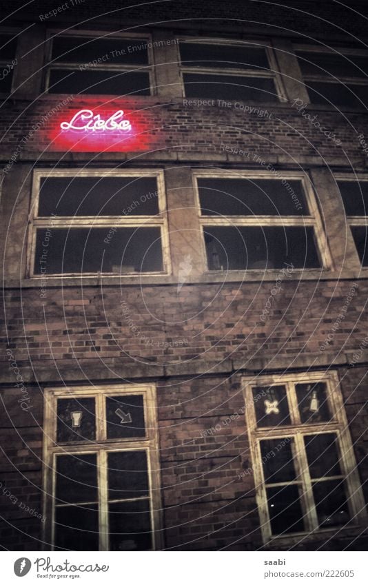 Loveletters Haus Ruine Schriftzeichen alt dreckig dunkel Liebe Gedeckte Farben Außenaufnahme Nacht Neonlicht Leuchtreklame Backsteinfassade Fensterkreuz