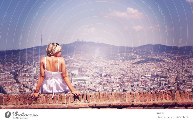 Fernsucht Ferien & Urlaub & Reisen Städtereise Sommer feminin 1 Mensch Himmel Schönes Wetter Barcelona Skyline Zufriedenheit Lebensfreude Fernweh Mauer Farbfoto