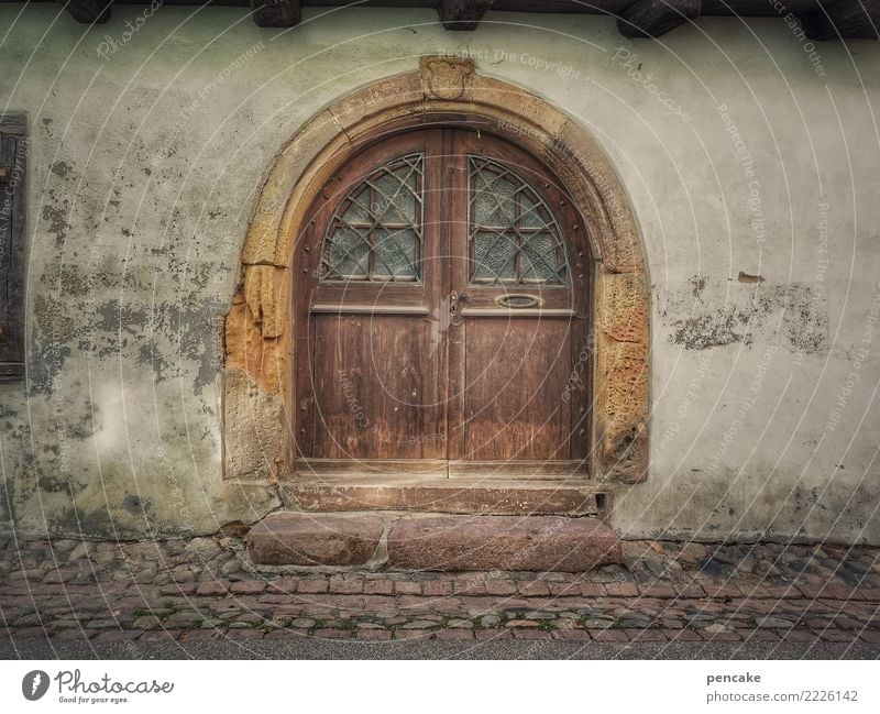 das letzte türchen Altstadt Architektur Mauer Wand Tür alt historisch Eingangstür Bogen Elsass Verfall Vergangenheit Treppe Stein Kopfsteinpflaster Portal