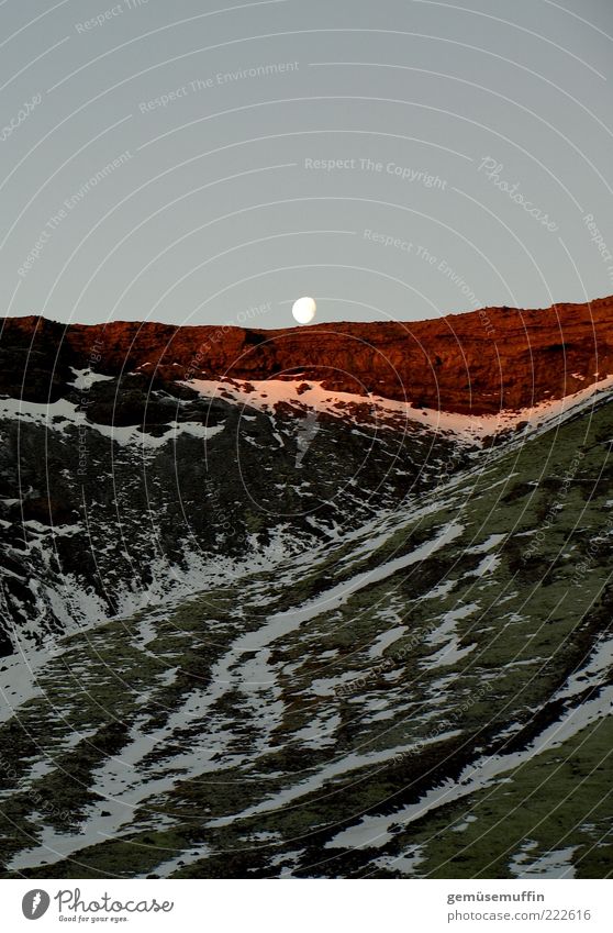 chillin moon Natur Landschaft Himmel Sonnenaufgang Sonnenuntergang Mond Schönes Wetter Moos Felsen Vulkan hoch blau braun grün rot Einsamkeit Ewigkeit