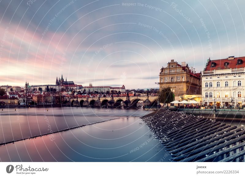 Prag Himmel Wolken Schönes Wetter Tschechien Hauptstadt Altstadt Haus Brücke Sehenswürdigkeit alt historisch schön blau braun grau rosa rot Idylle Moldau