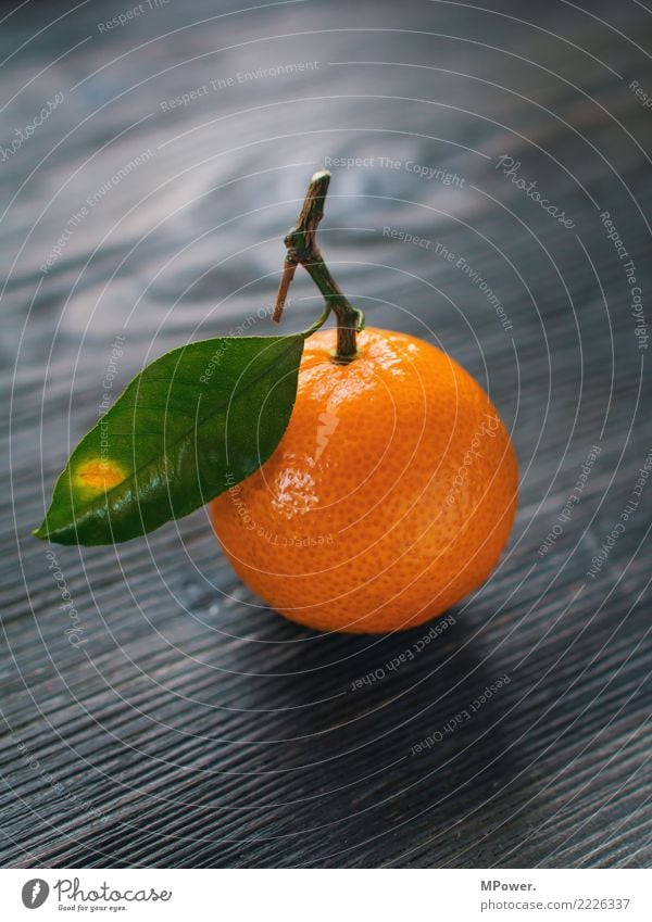 südfrucht Lebensmittel Frucht orange Blatt Vitamin Gesunde Ernährung lecker Bioprodukte Farbfoto Studioaufnahme Menschenleer Schwache Tiefenschärfe