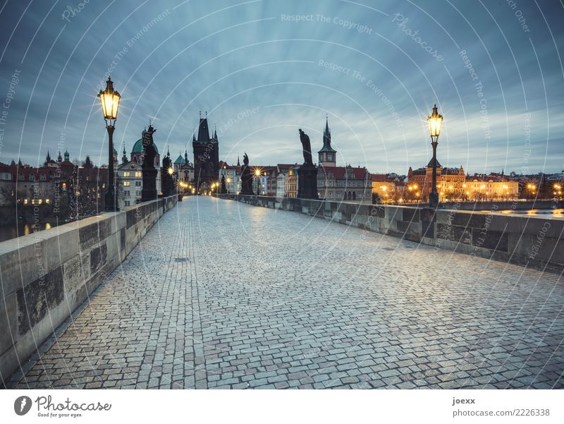 Karlsbrücke Prag Tschechien Hauptstadt Altstadt Skyline Haus Brücke Bauwerk Sehenswürdigkeit Wege & Pfade alt historisch blau grau orange schwarz Farbfoto