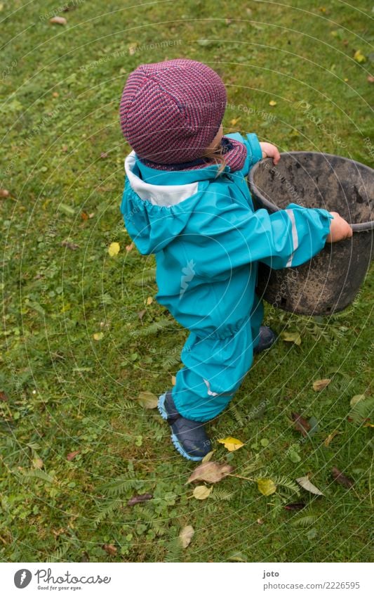 das kann ich allein Freizeit & Hobby Kinderspiel Ferien & Urlaub & Reisen Garten Kleinkind 1-3 Jahre Natur Herbst Blatt Park Wiese Gummistiefel Mütze tragen