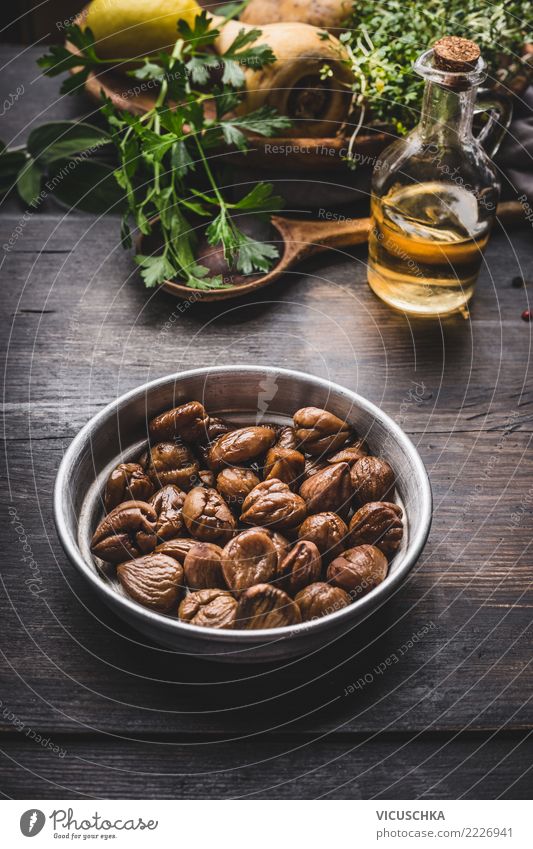 Gebratene Kastanien in Schüssel auf dem Küchentisch Lebensmittel Gemüse Kräuter & Gewürze Öl Ernährung Mittagessen Abendessen Bioprodukte Vegetarische Ernährung